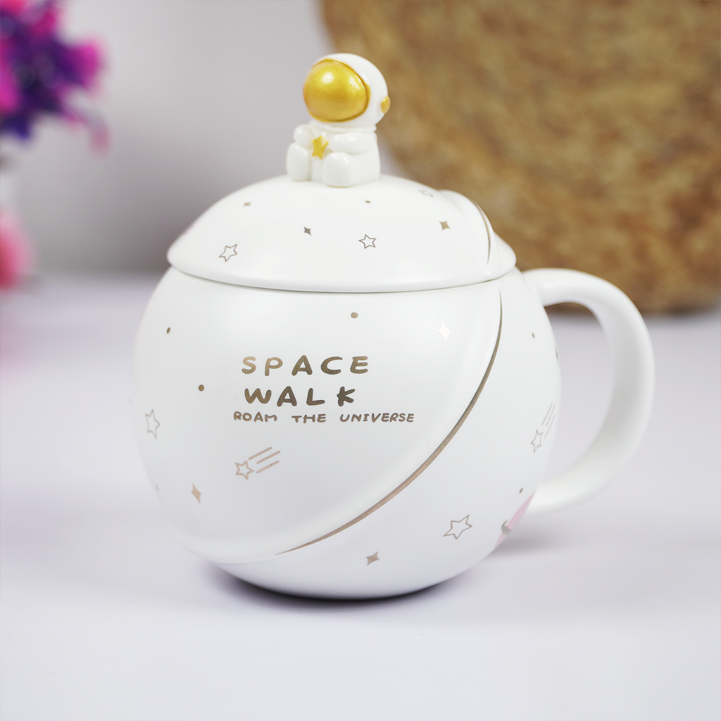Space Walk Astronaut Ceramic Mug with Lid – Cute Space Theme Coffee & Tea Mug for Home, Office & Gifting