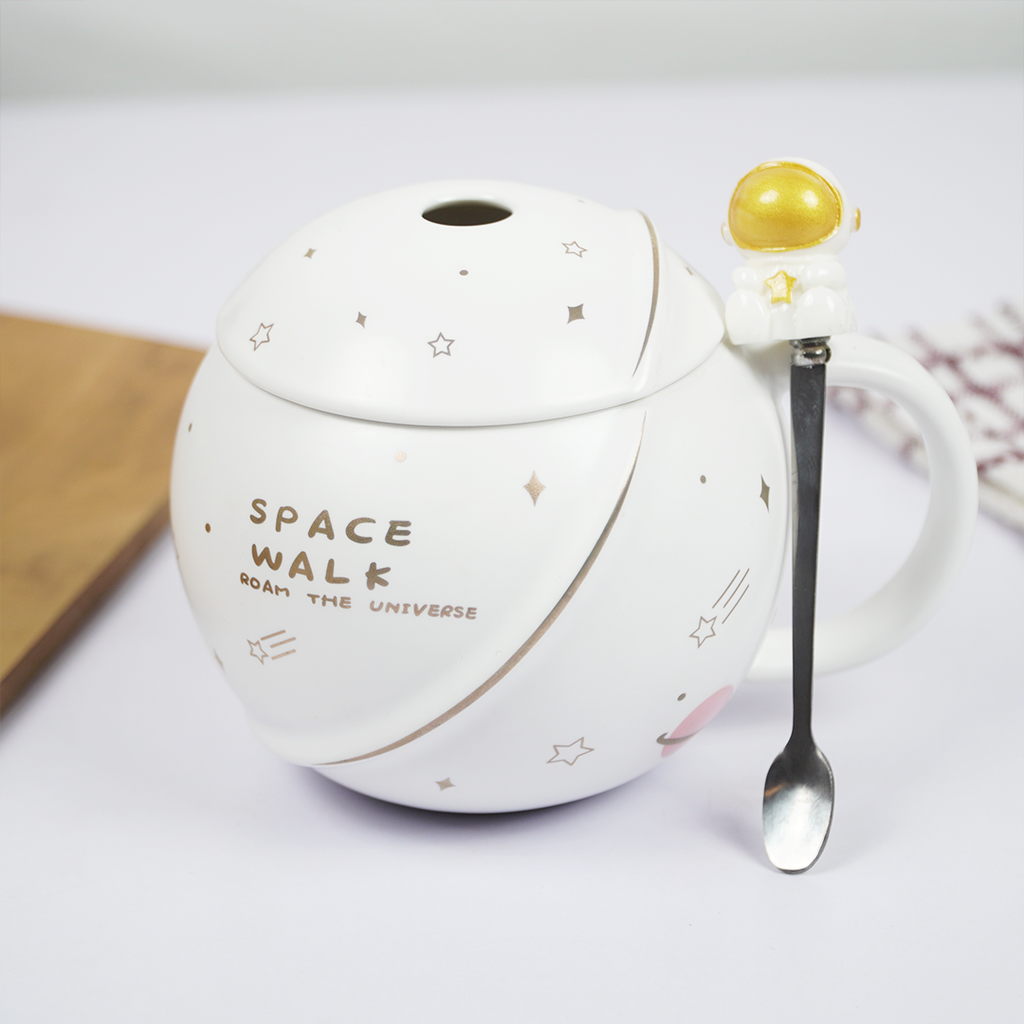 Space Walk Astronaut Ceramic Mug with Lid – Cute Space Theme Coffee & Tea Mug for Home, Office & Gifting
