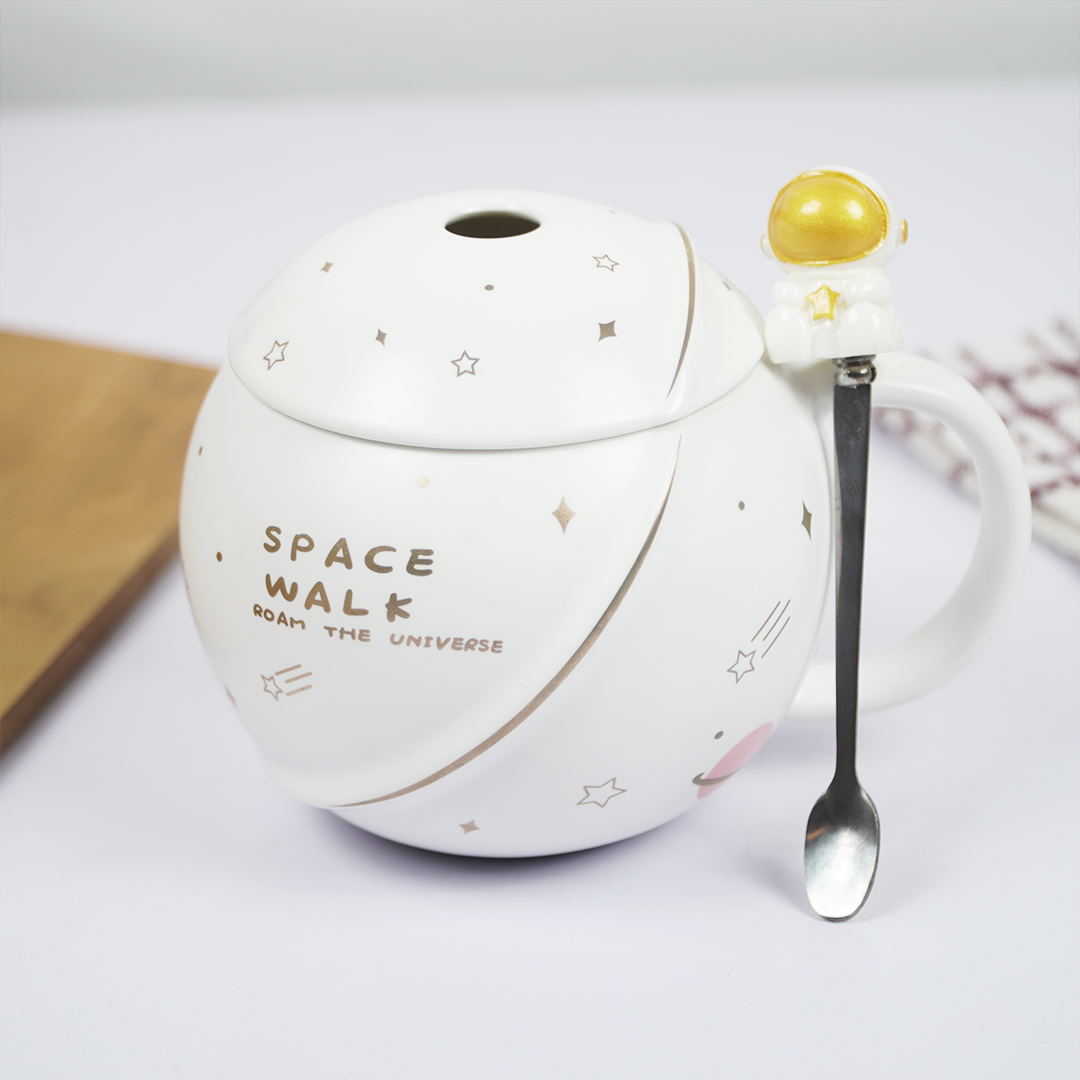 Space Walk Astronaut Ceramic Mug with Lid – Cute Space Theme Coffee & Tea Mug for Home, Office & Gifting