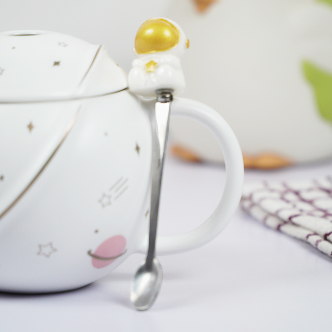 Space Walk Astronaut Ceramic Mug with Lid – Cute Space Theme Coffee & Tea Mug for Home, Office & Gifting