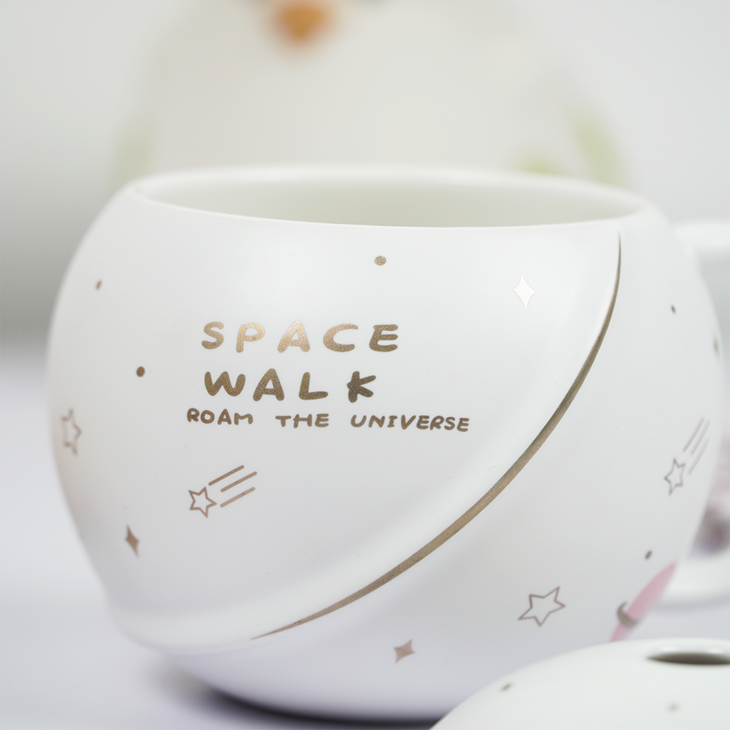 Space Walk Astronaut Ceramic Mug with Lid – Cute Space Theme Coffee & Tea Mug for Home, Office & Gifting
