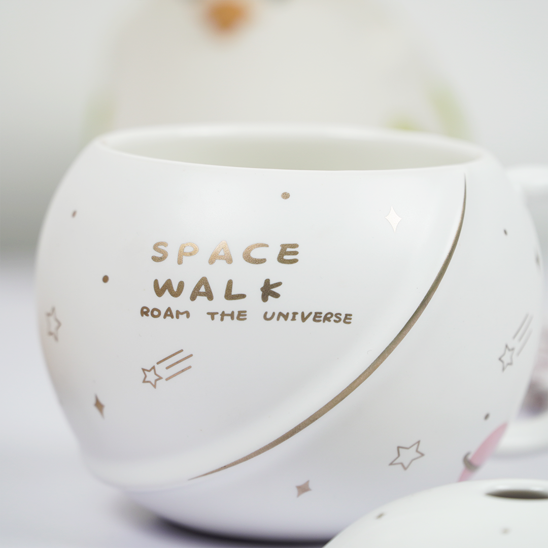 Space Walk Astronaut Ceramic Mug with Lid – Cute Space Theme Coffee & Tea Mug for Home, Office & Gifting
