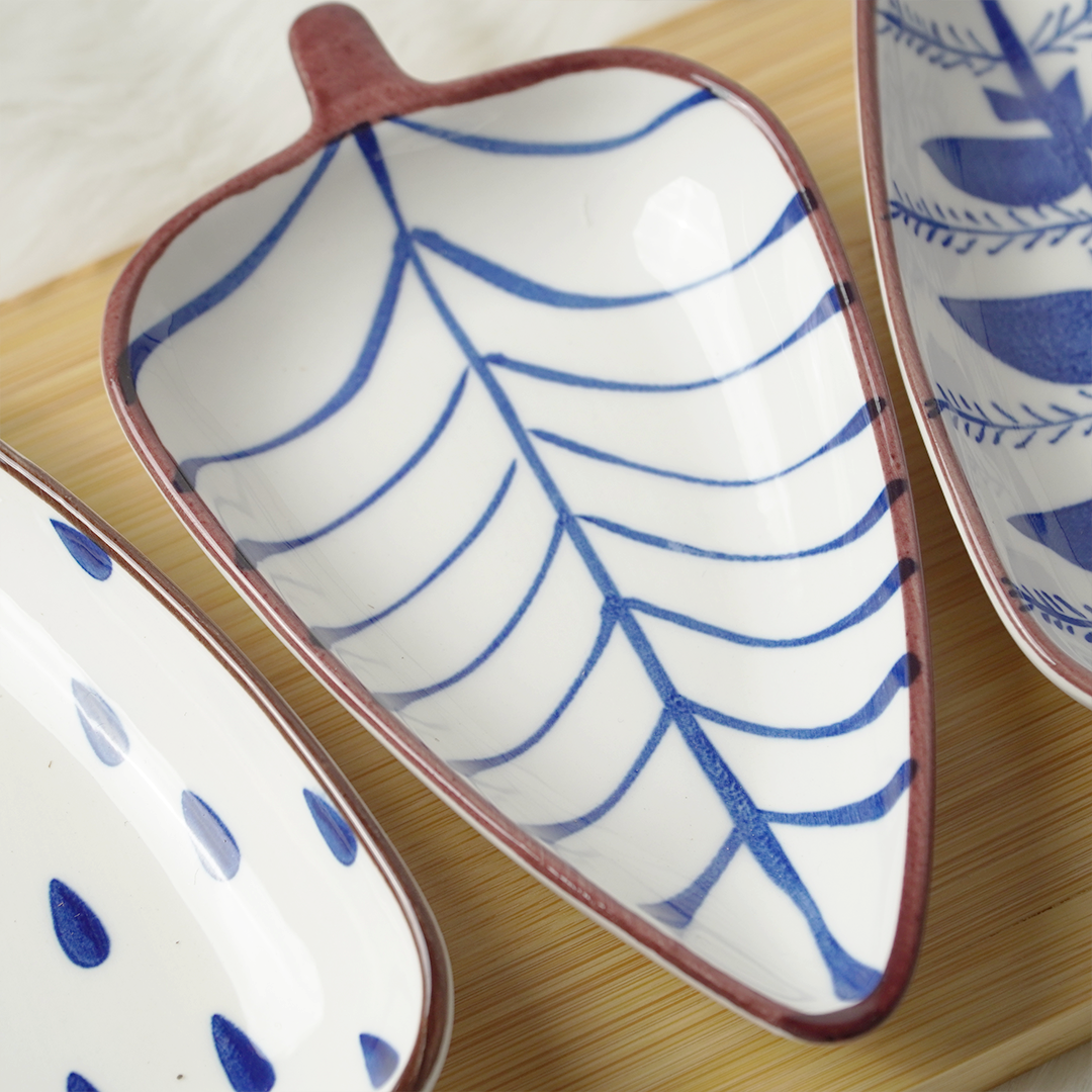 Leaf Shape Ceramic Snack Bowl Set with Wooden Tray – Blue & White Designer Serving Dishes (Set of 4)