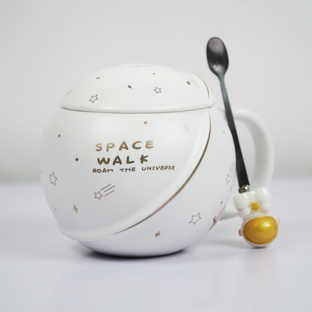 Space Walk Astronaut Ceramic Mug with Lid – Cute Space Theme Coffee & Tea Mug for Home, Office & Gifting