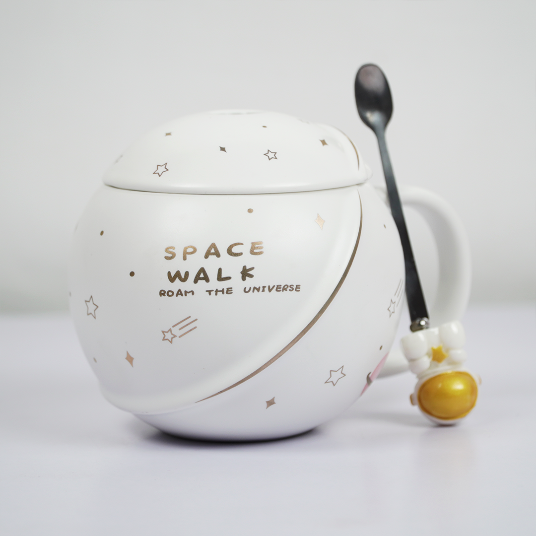 Space Walk Astronaut Ceramic Mug with Lid – Cute Space Theme Coffee & Tea Mug for Home, Office & Gifting